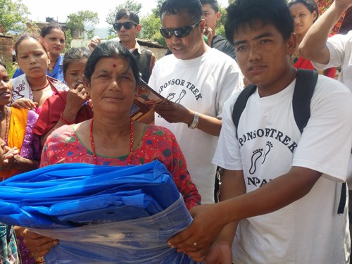 Ramji Tamang en Mingmar Sherpa delen hulpgoederen uit