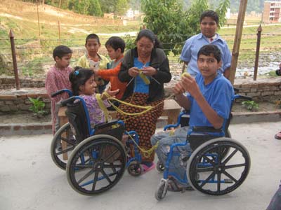 Mangali geeft breiles aand gehandicapte kinderen